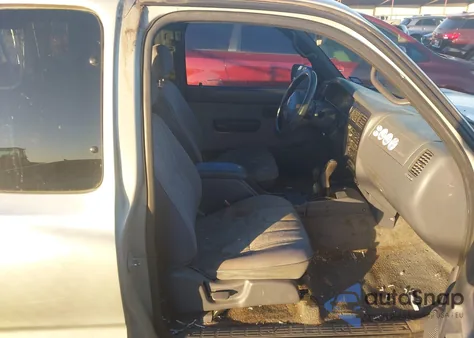 2000 Toyota Tacoma из США, поврежденный, VIN 4TAWM72NXYZ675132